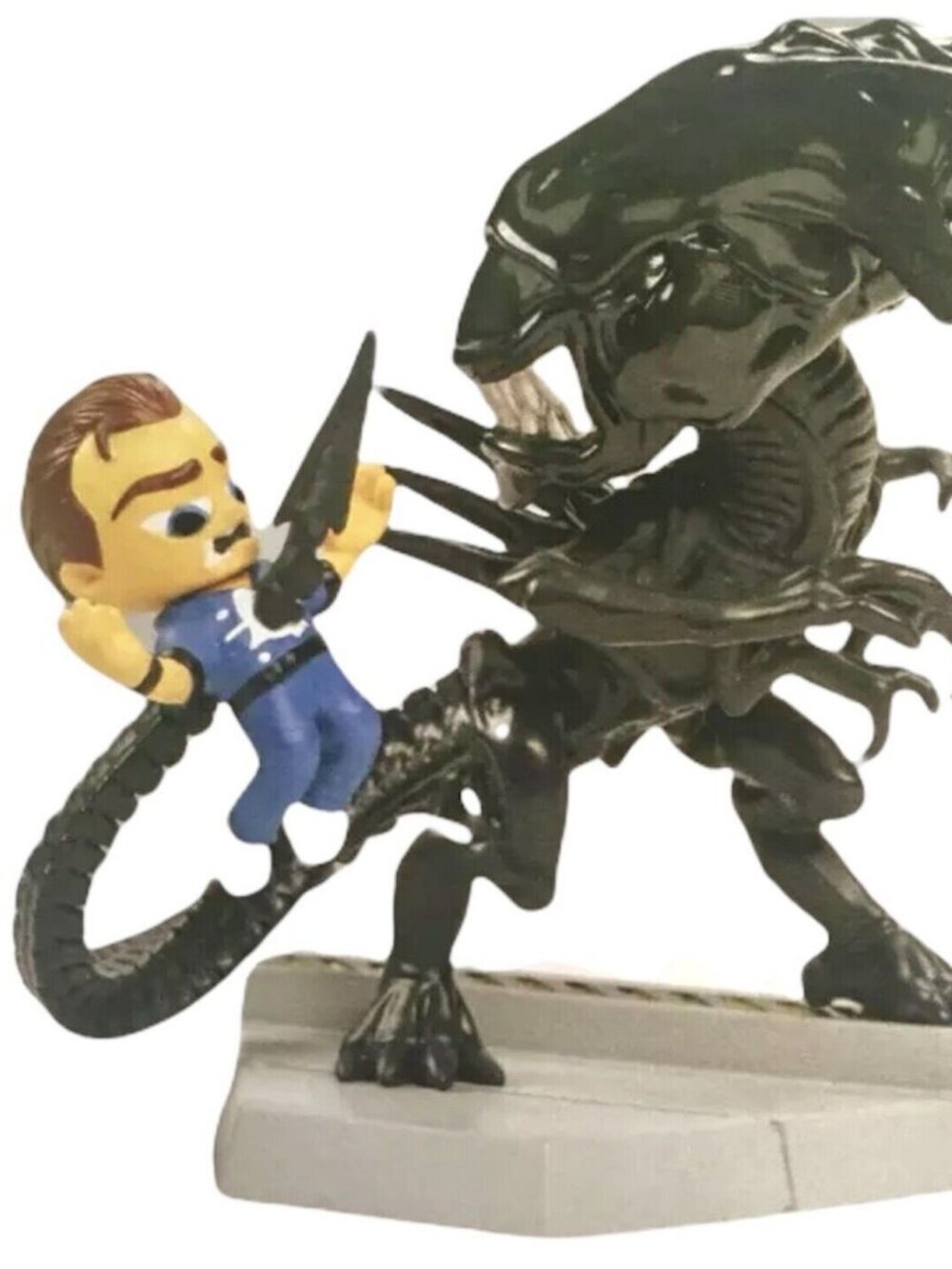 2017 ALIENS, QUEEN TAKES BISHOP ACTION STATUE, MINT IN THE BOX!!!